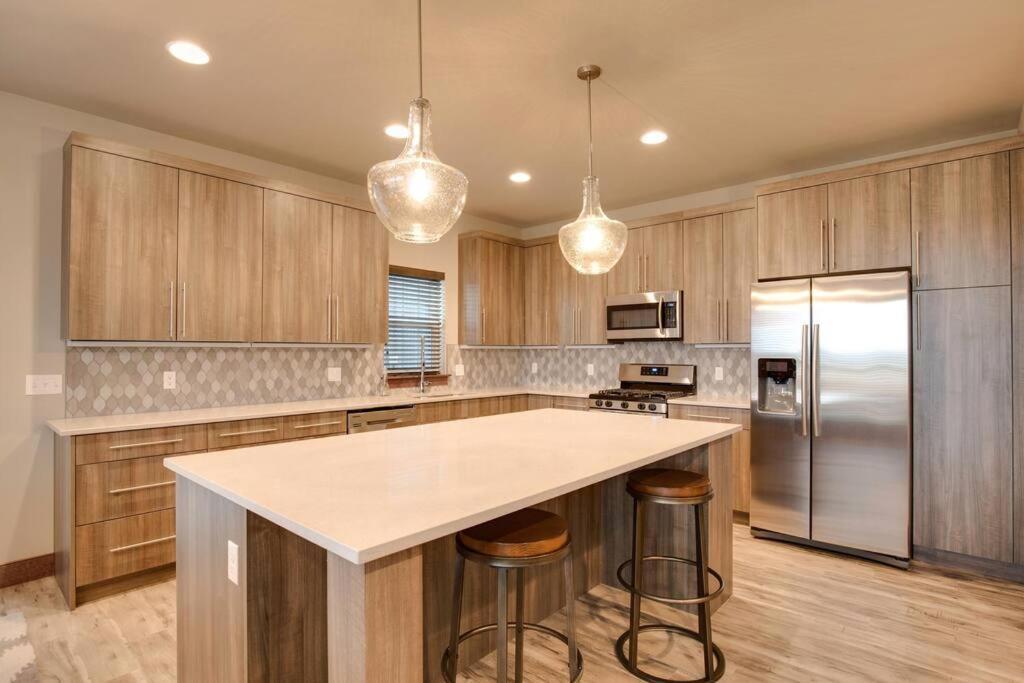 Luxury Townhome On The Park With Bridger Mtn Views 보즈먼 외부 사진